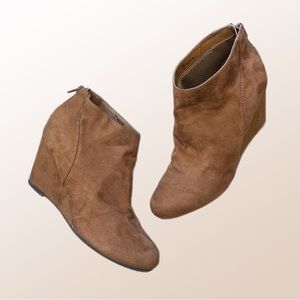 FIONI Tan Brown Faux Suede Wedge Booties Women's Shoes Size 8